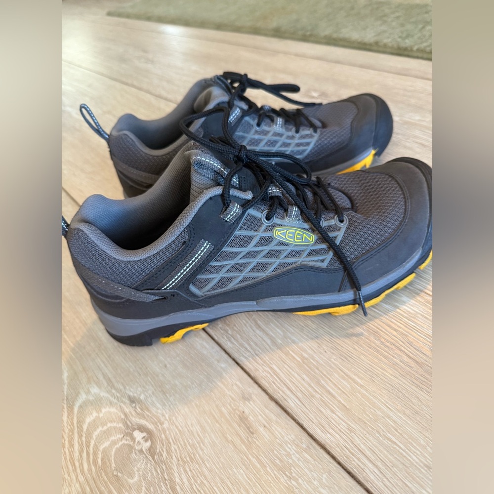 Men’s Keen hiking shoes - worn once for photo shoot - like new.  Comfy. Size 9